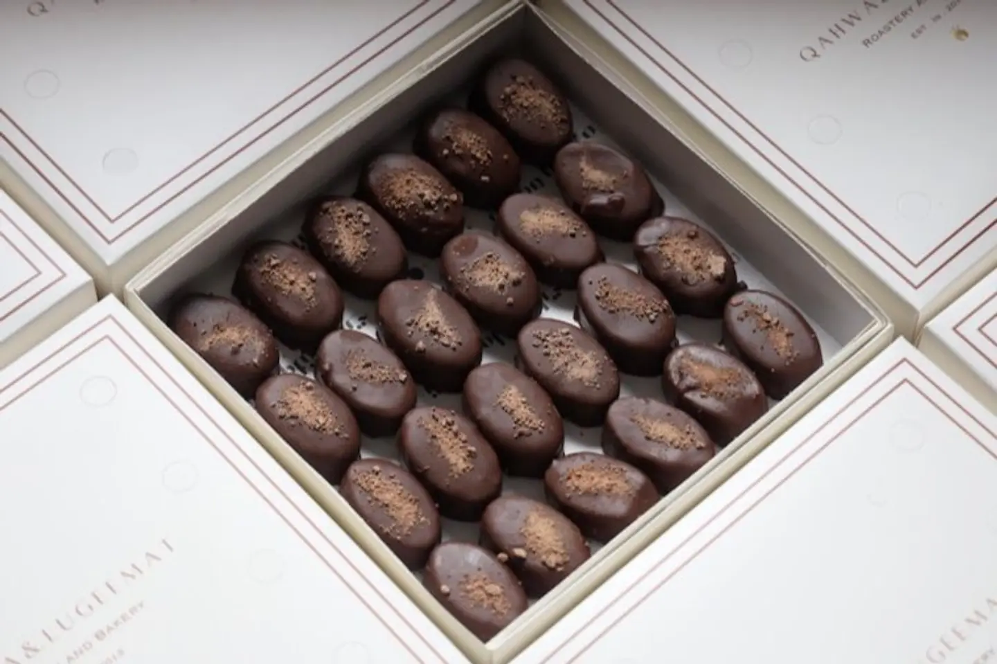 شوكولاته بلجيكية محشية - بوكس وردي صغير - ١٥ حبة