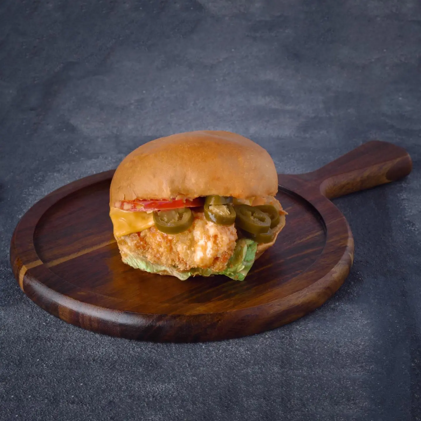 برجر كرسبي تشيكن هالبينو - ساندوتش