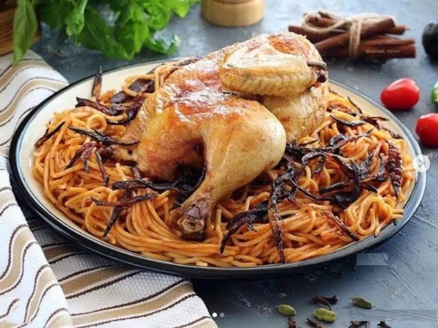 مضغوط دجاج مكرونة احمر - نص حبة دجاج