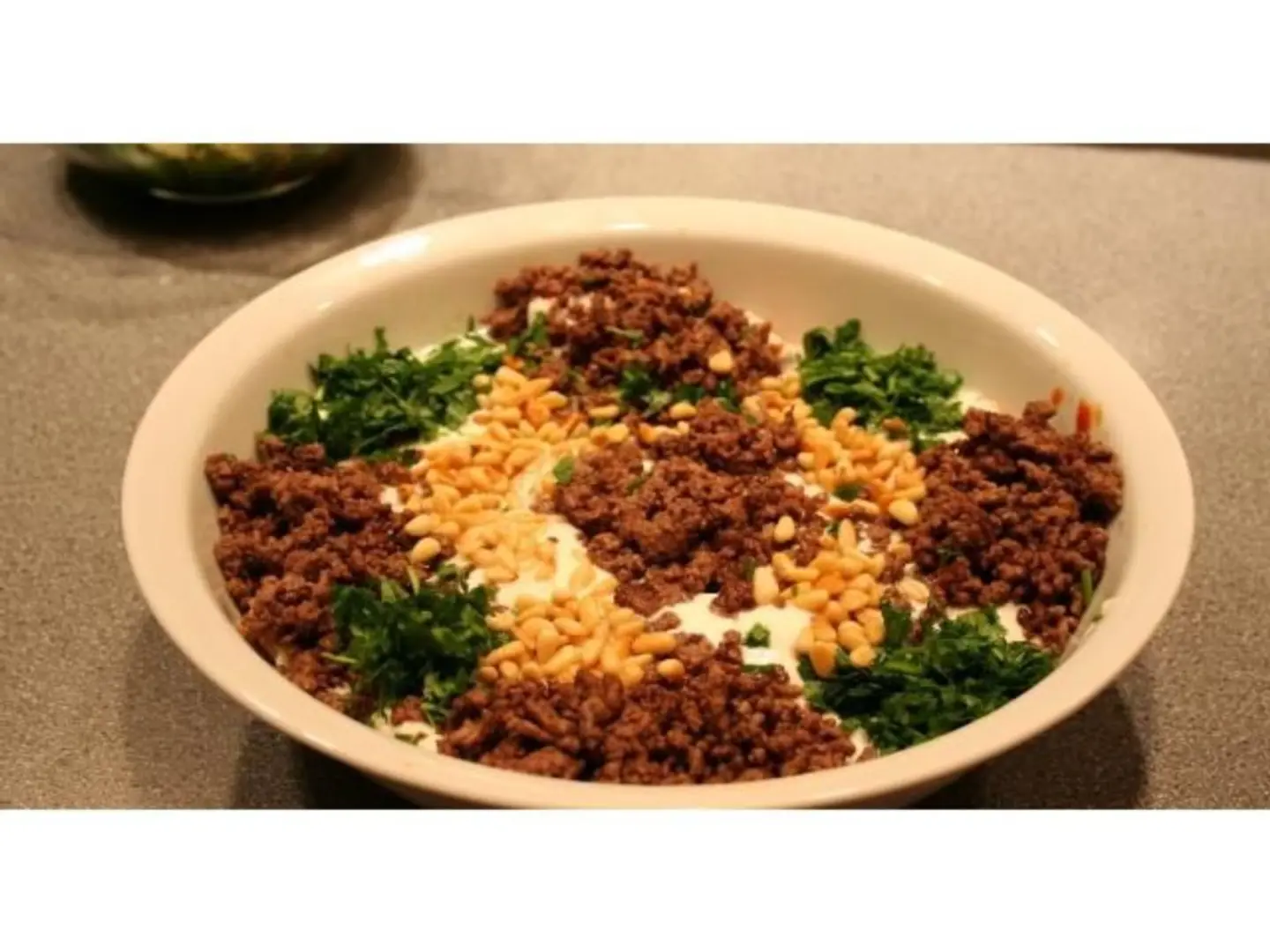 فتة حمص باللحم والمكسرات - فتة حمص باللحم والمكسرات-