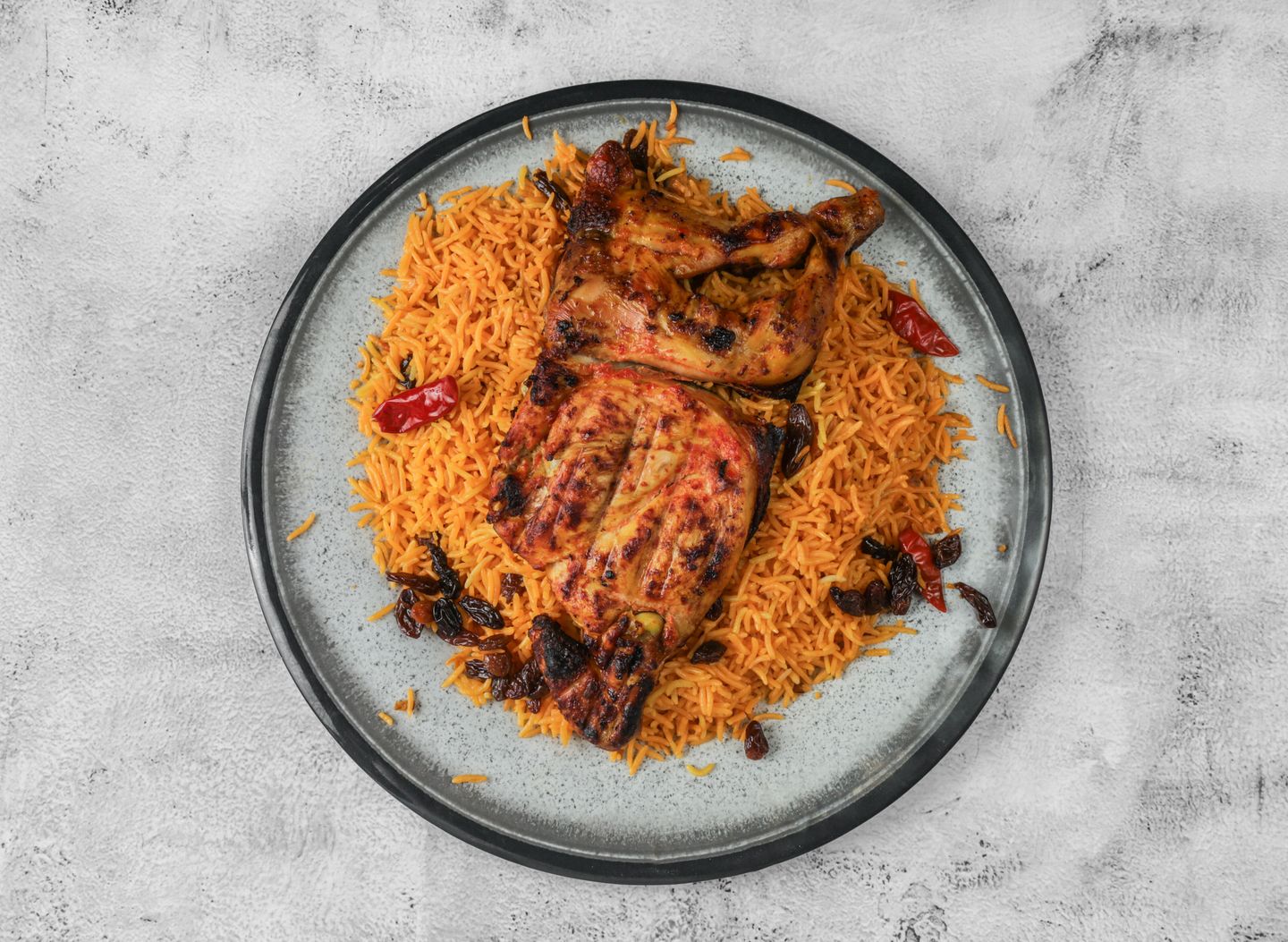 دجاج عالفحم مع الارز - نص حبة دجاج