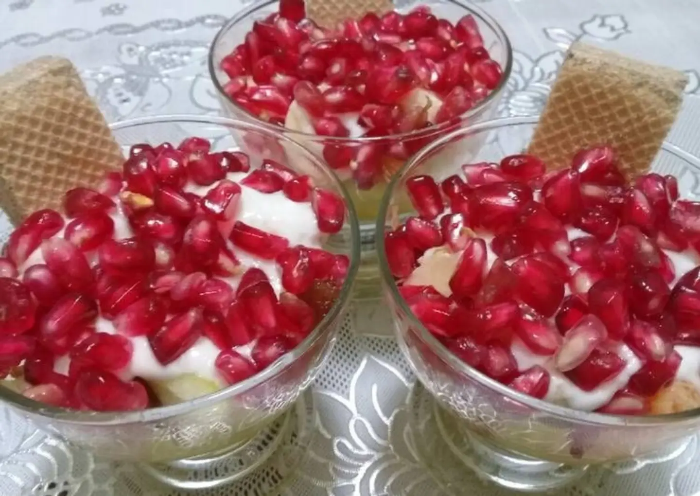 سلطة فواكه مع عصير رمان - وسط