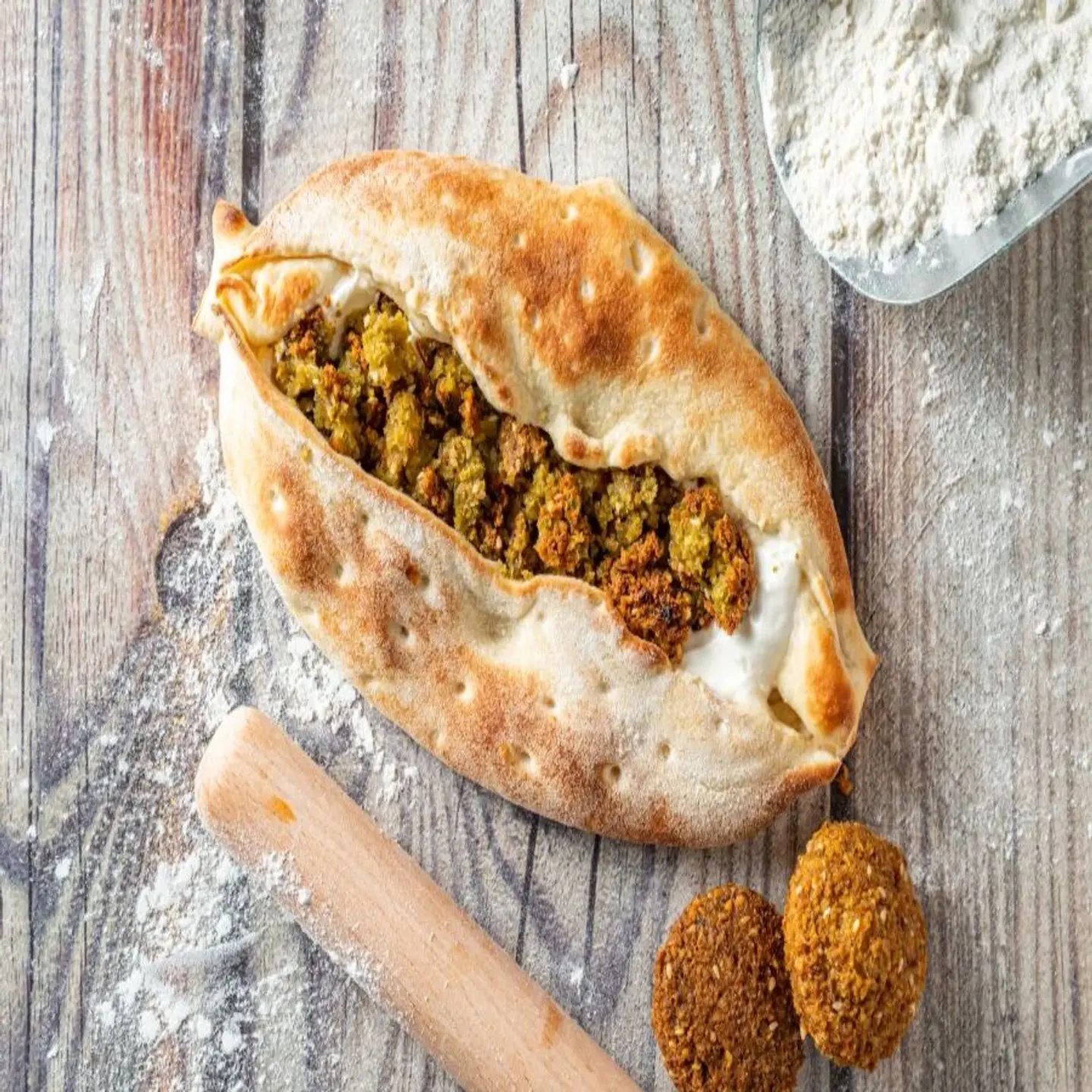 لبنه مع فلافل - وسط