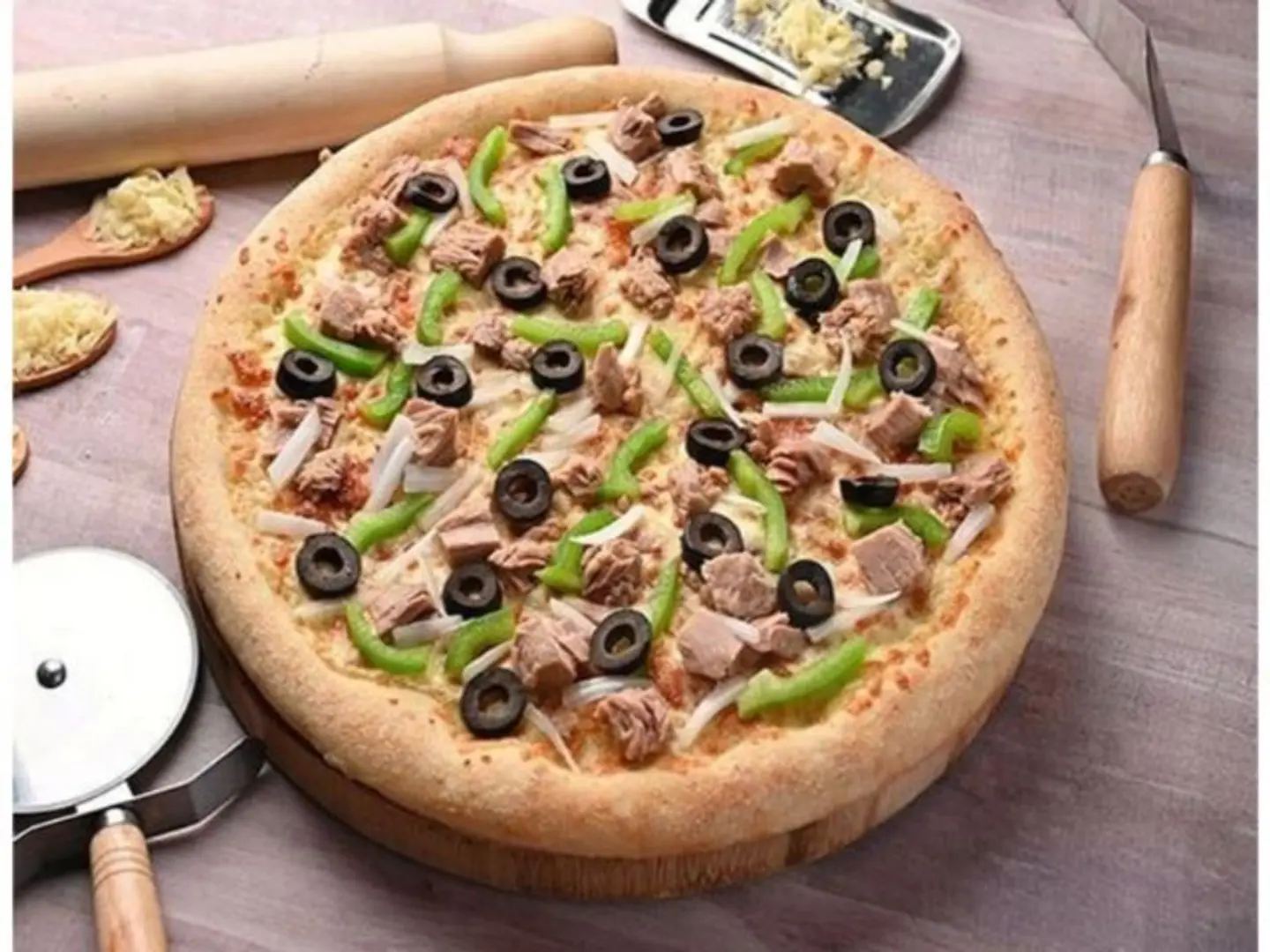 بيتزا بالتونة مع الخضار والجبنة - صغير