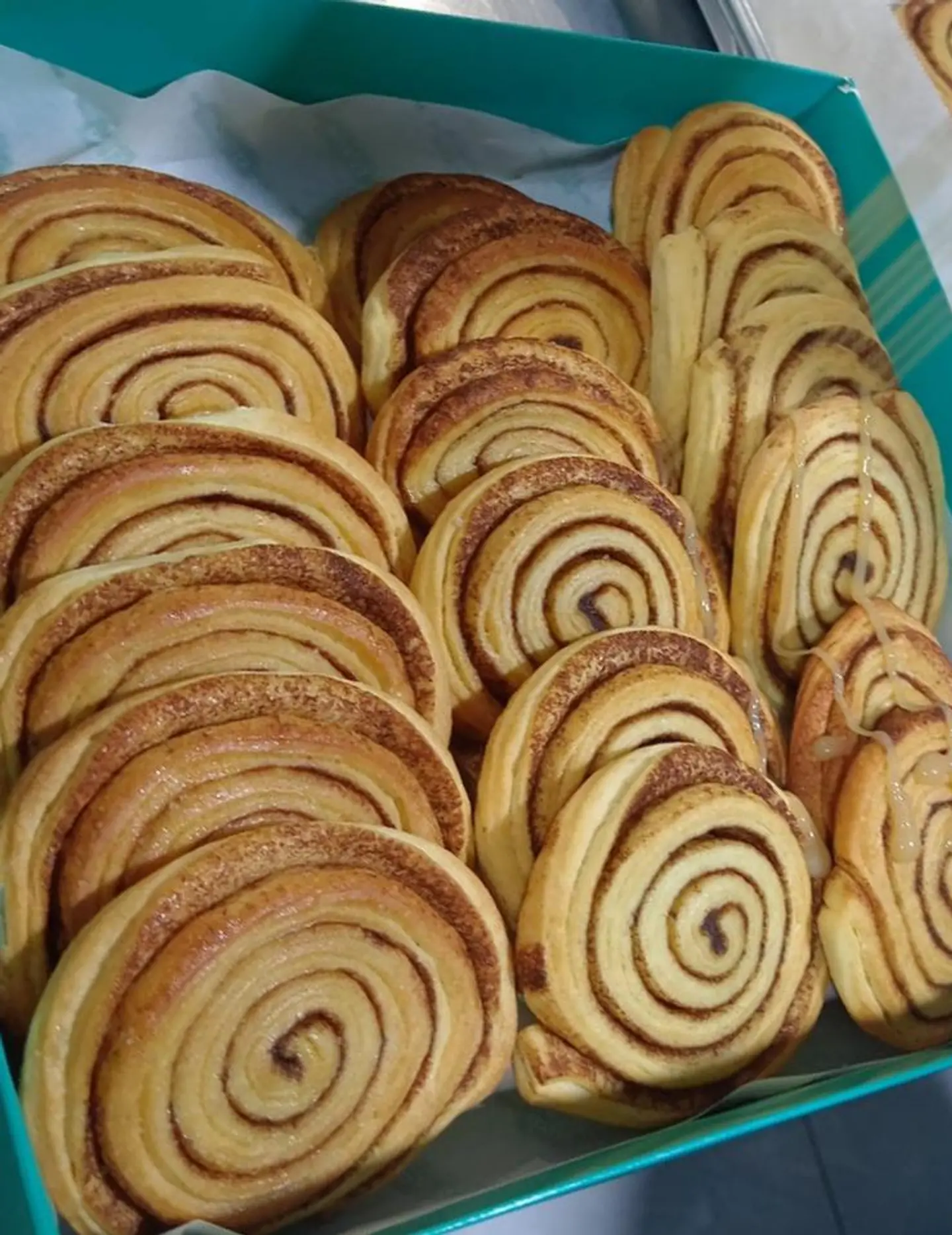 Flat Cinnabon Classic - Large 25pcs