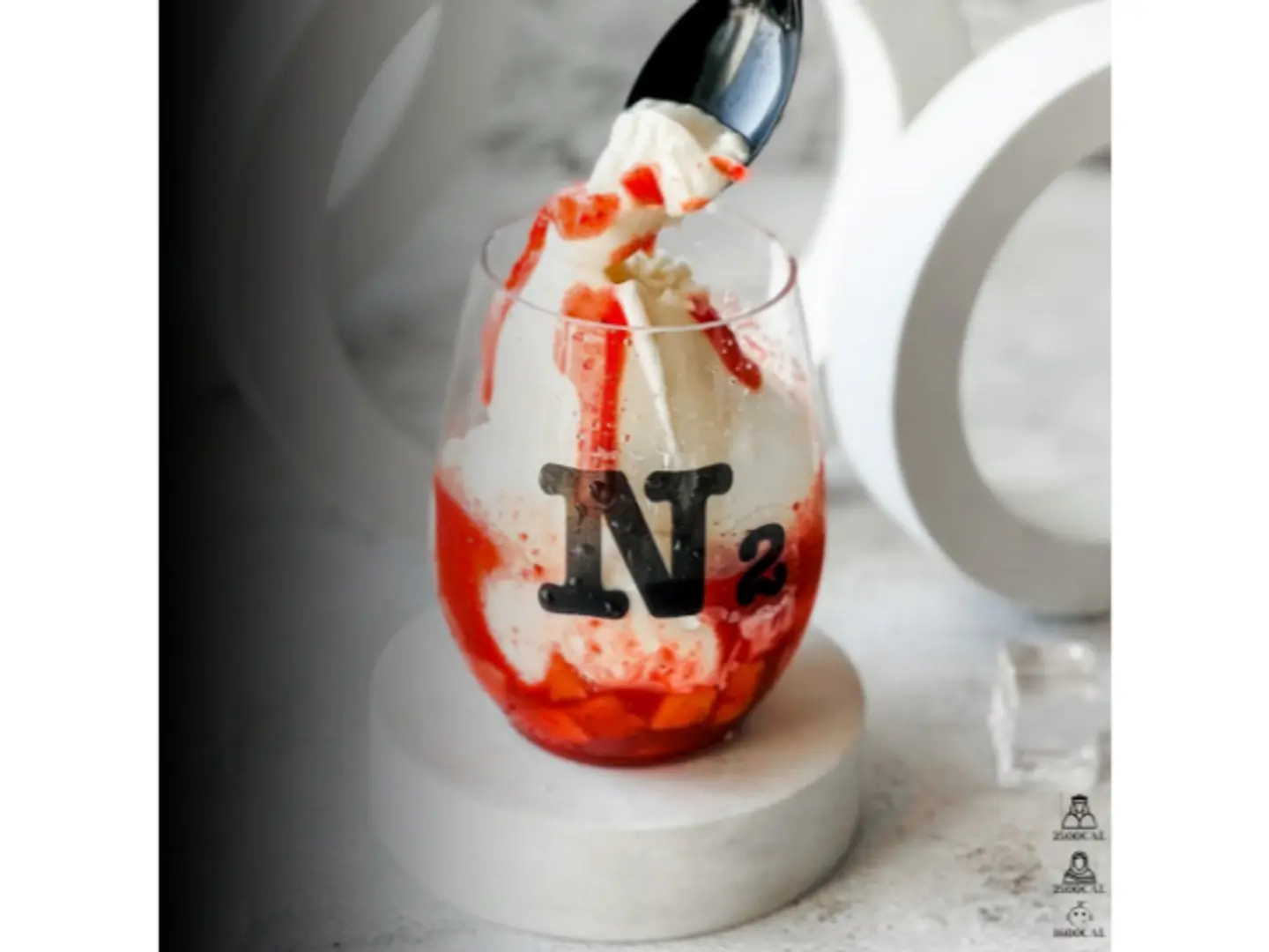 ايسكريم فراولة - كوب مثلج (350 مل)