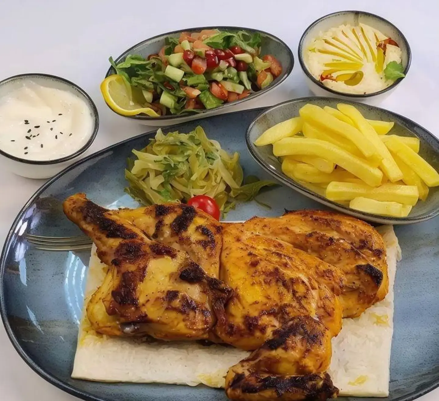 فرخة فحم مع سلطة وطحينة - نص