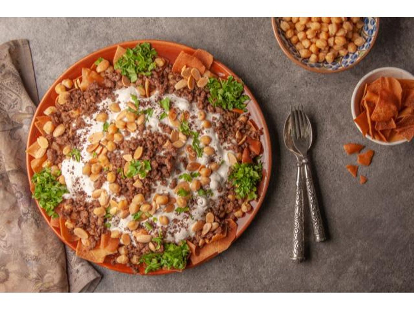 فتة حمص باللحم مع المكسرات - صغير