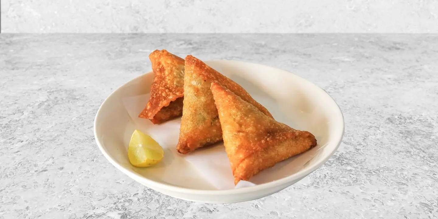 منتو يغمش عمو حكيم  cover