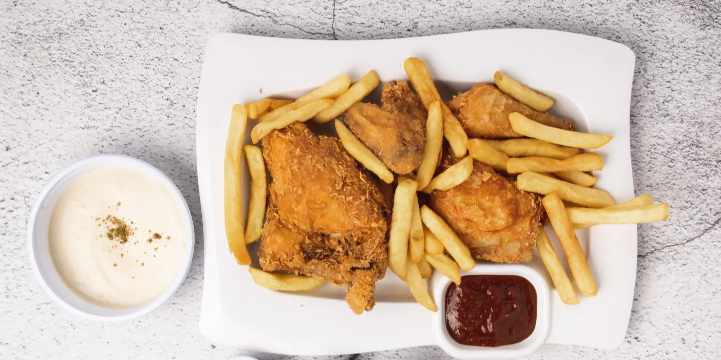 الدجاج الثلاث cover