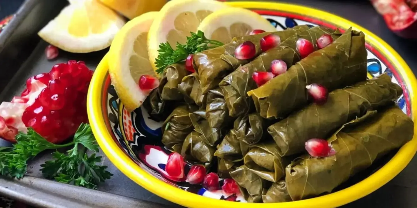 عنب وردي cover