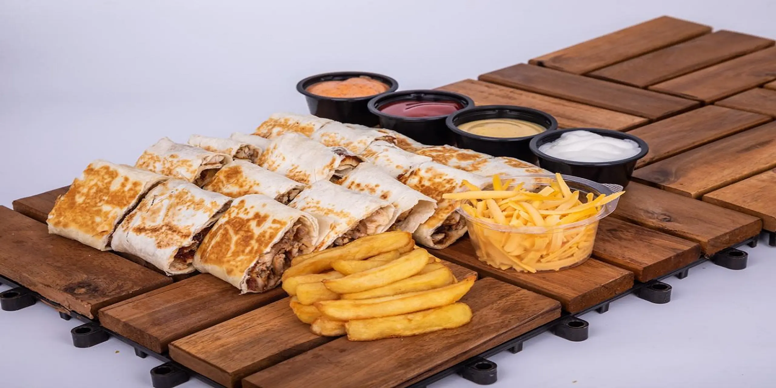 شاورما دجاج مع البطاطس والصوص