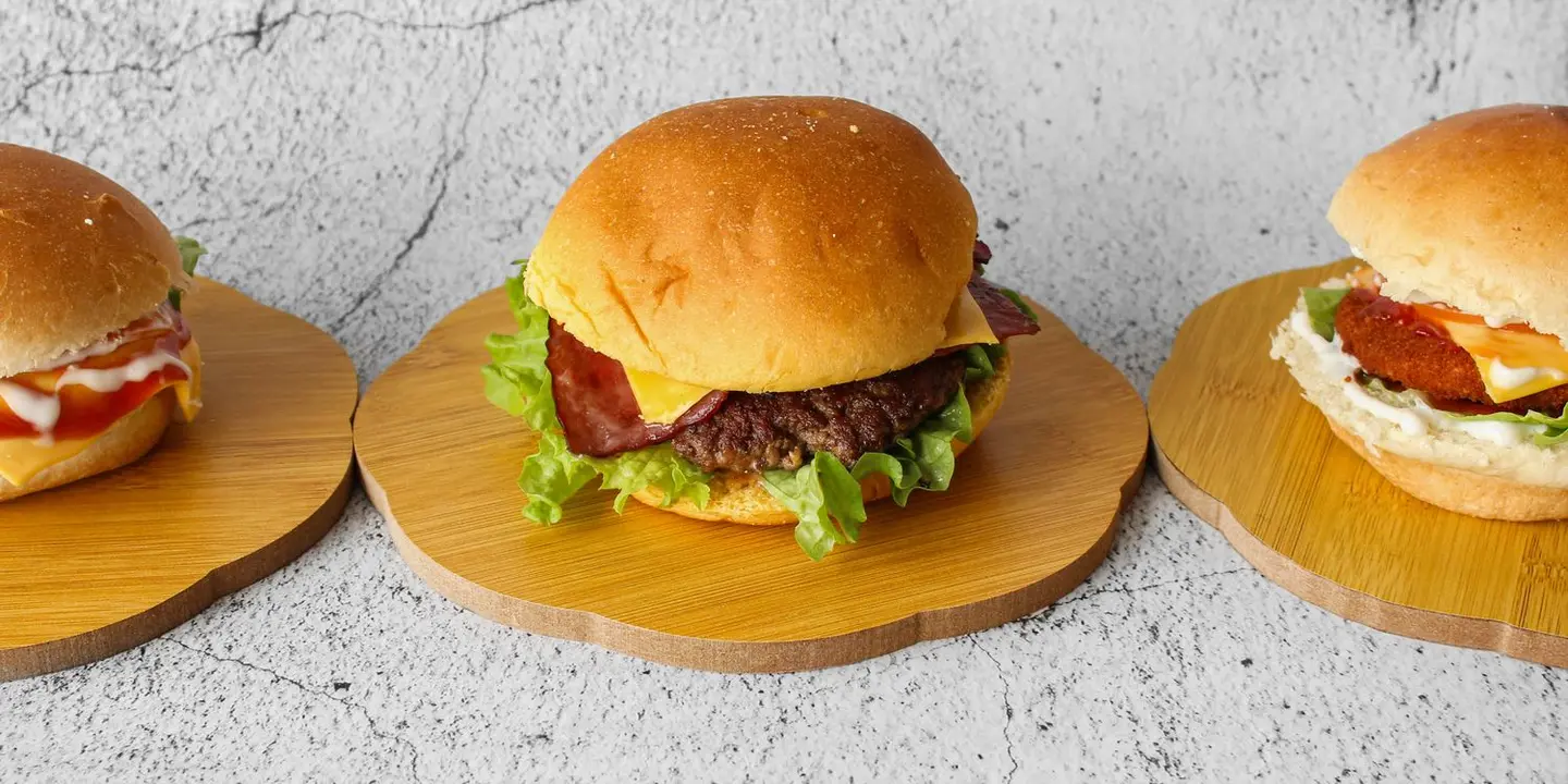 عيش وجبنة cover