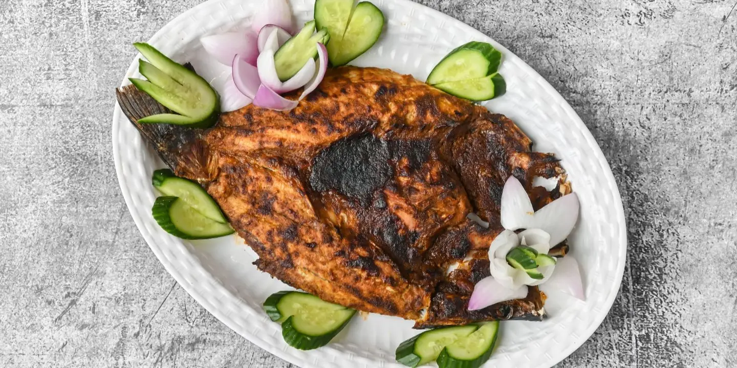 الحوت والبحر cover