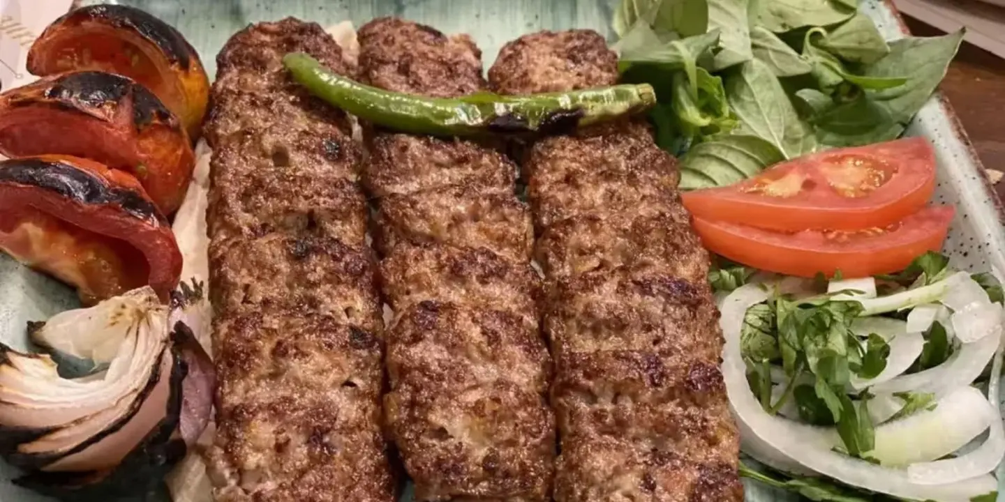 غصون التوت cover