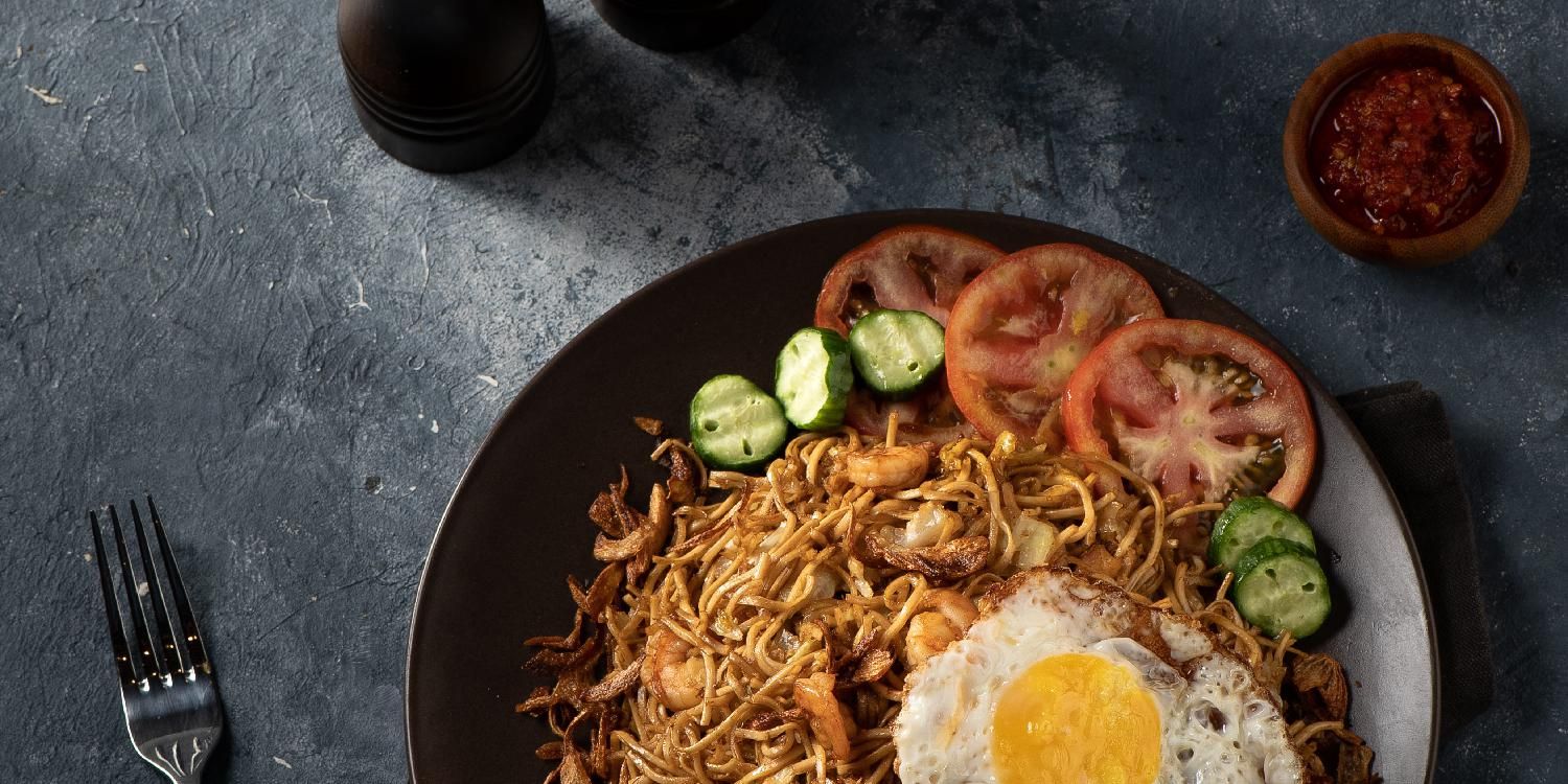 Mi goreng dengan telur dan pelengkap
