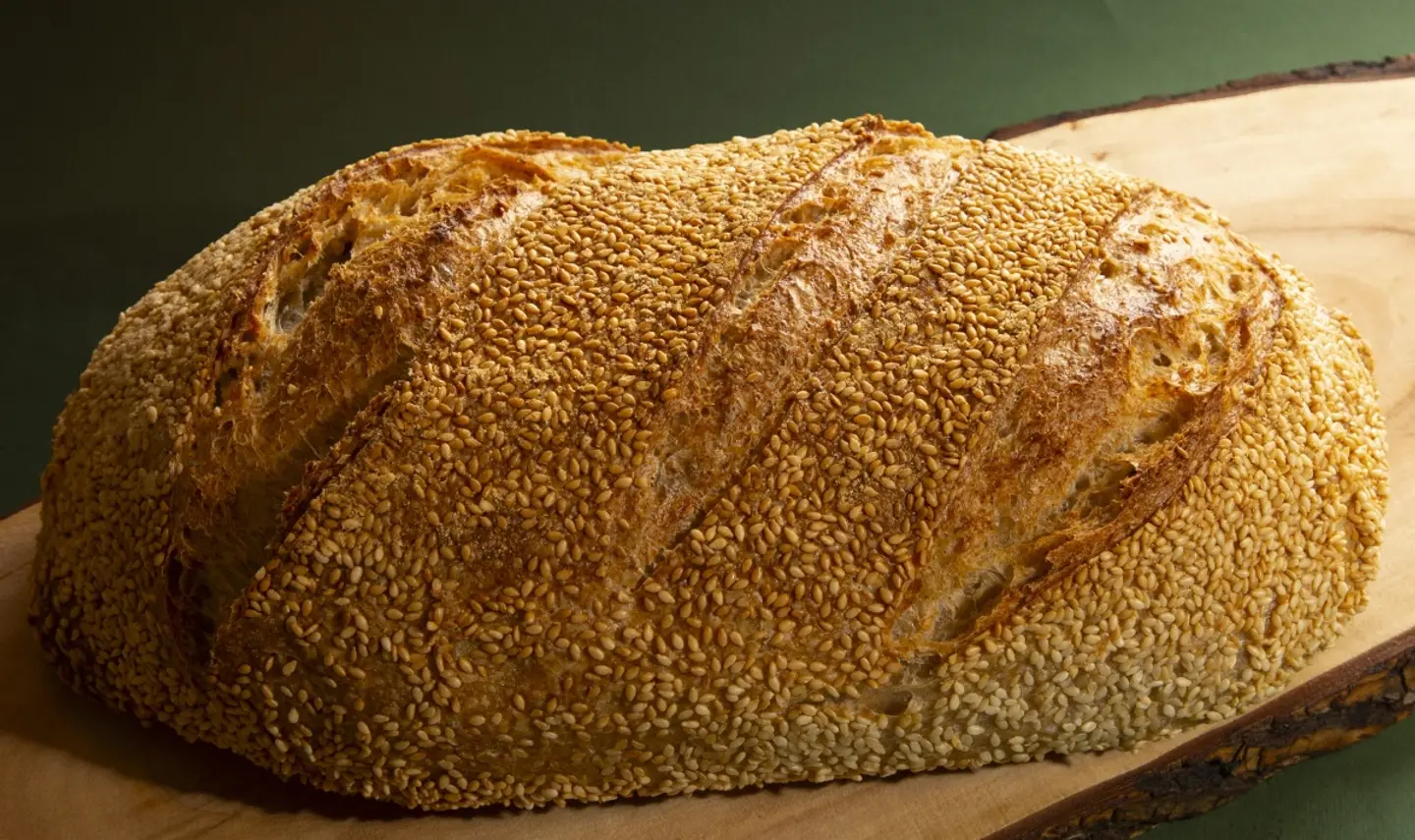 خبز ريفي بحجم وسط بالسمسم