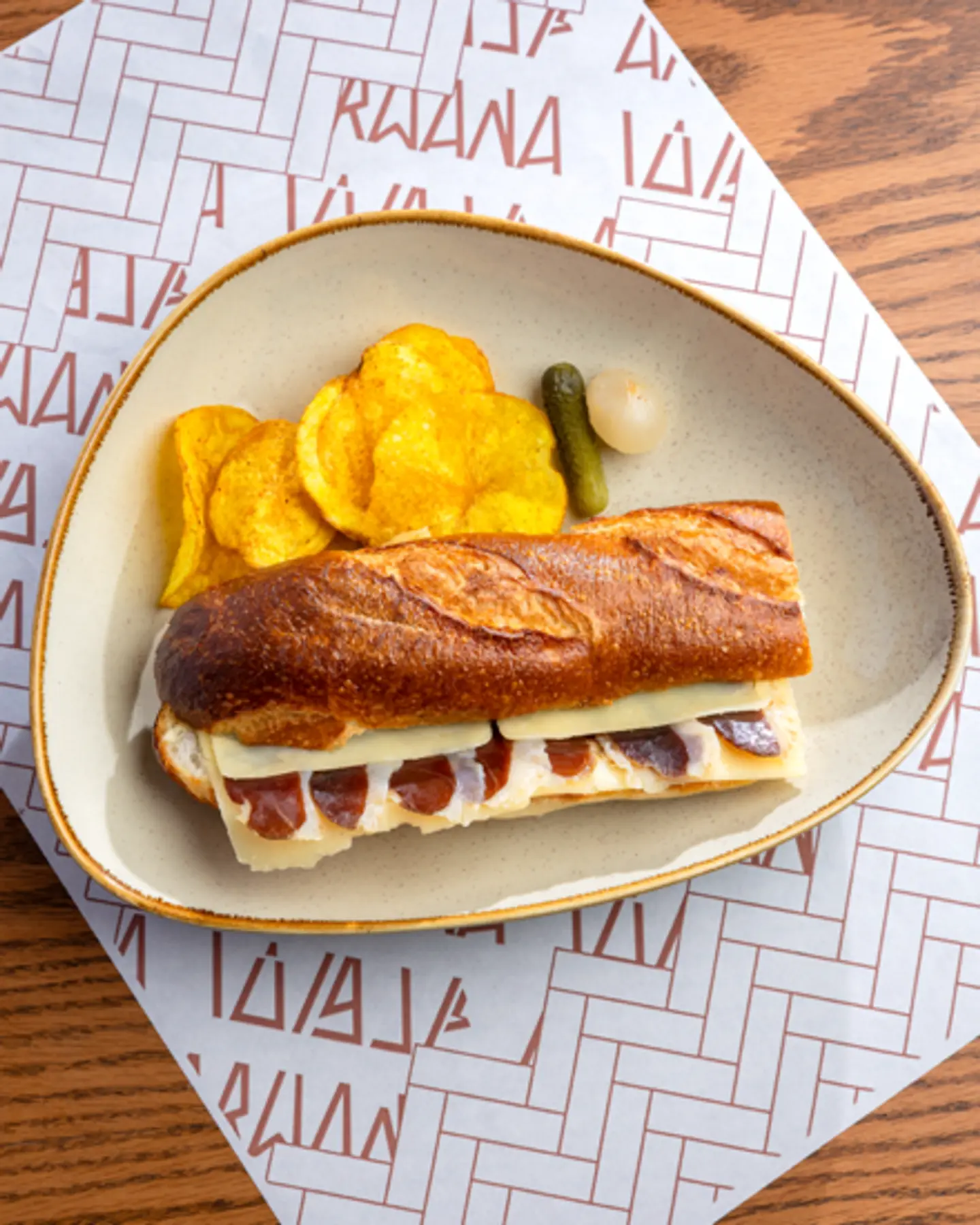 ساندوتش بروشيوتو وجبن الغرويير