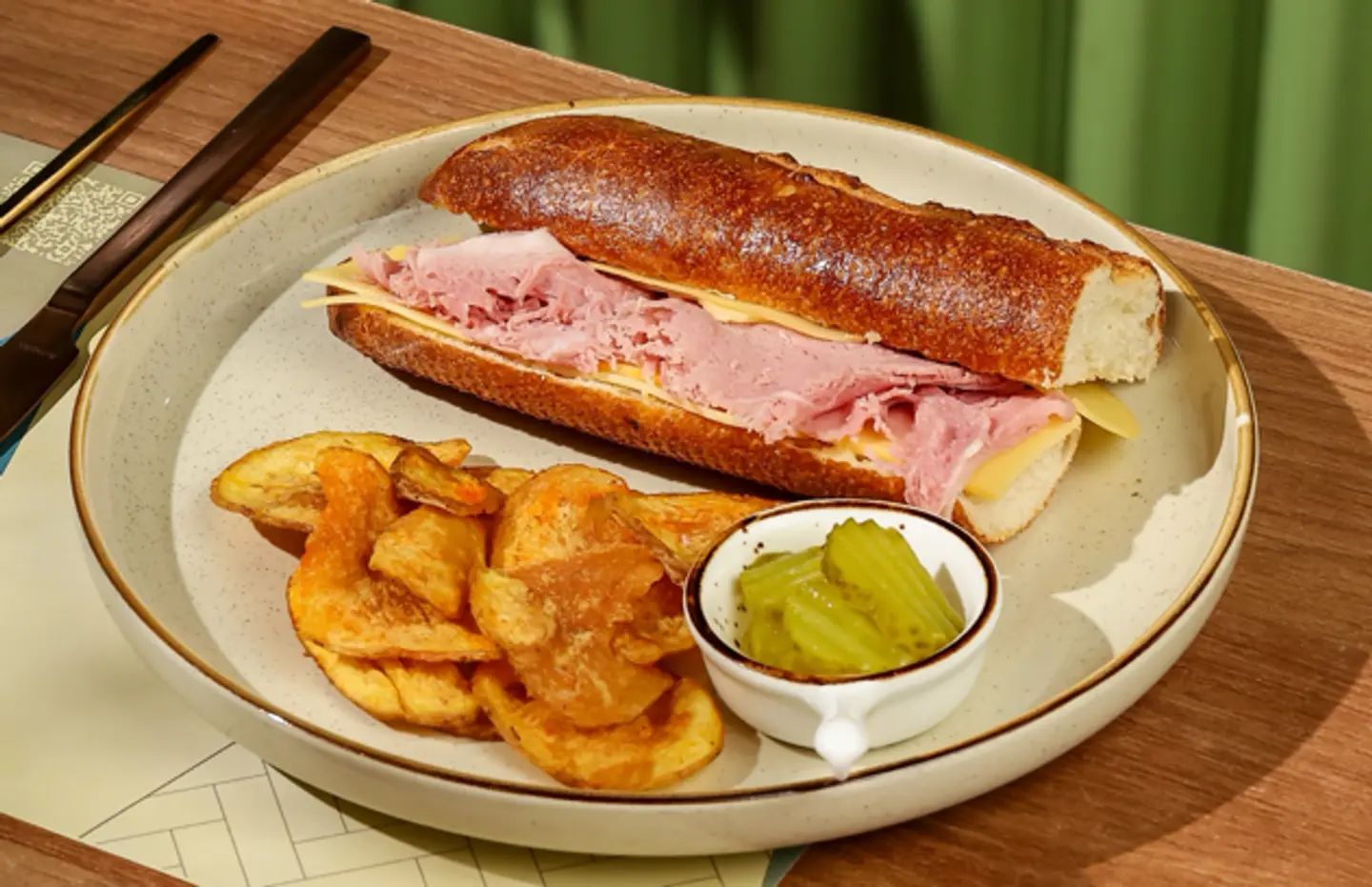 ساندوتش شرائح العجل والزبدة