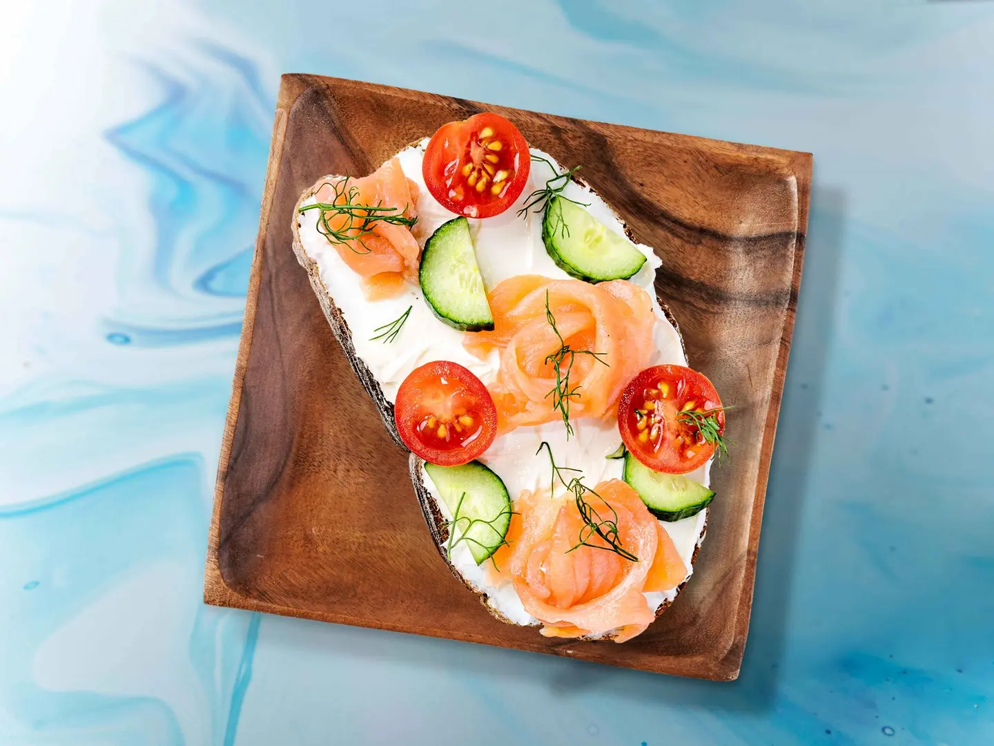 توست الأفوكادو مع السلمون وجبن الكريمي