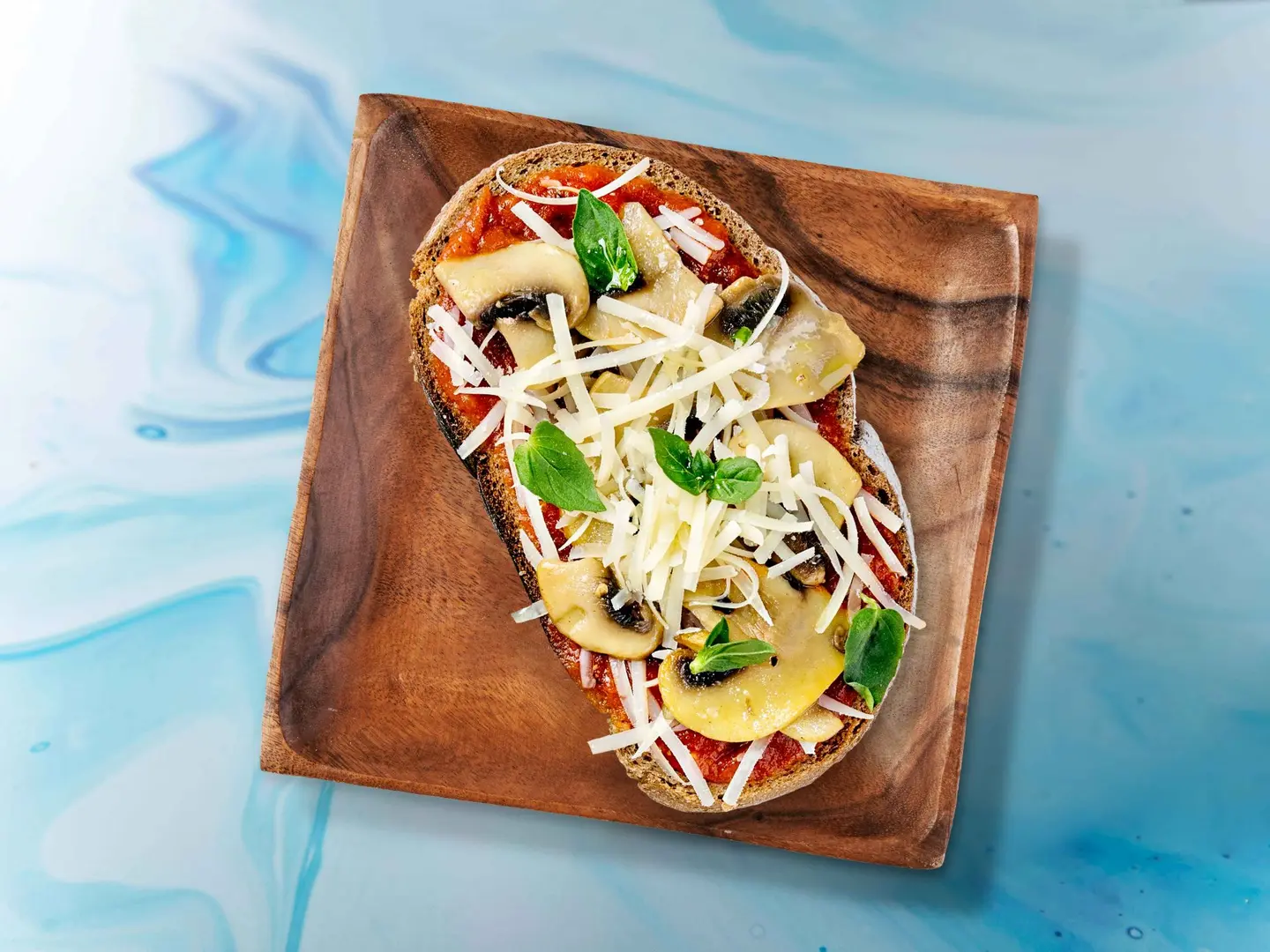 توست الأفوكادو مع فطر الكمأ وجبن البارميزان