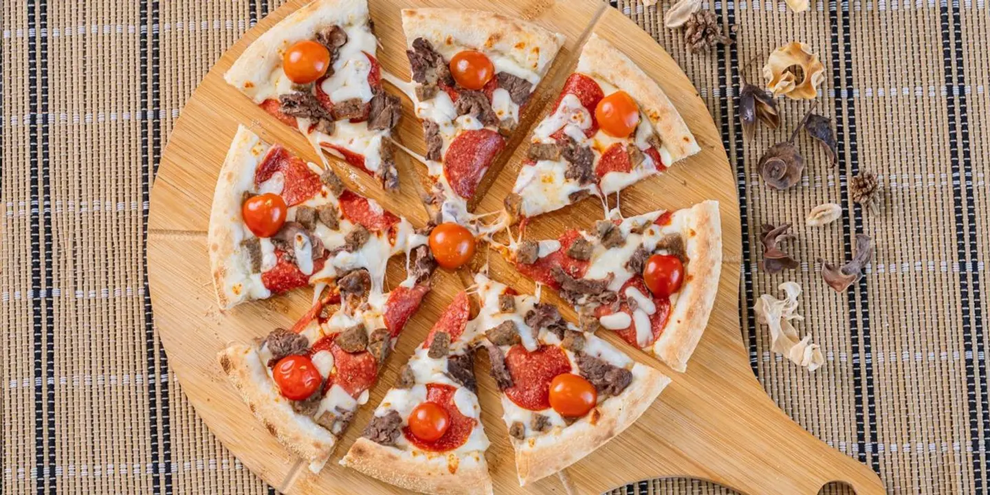 بيتزا عشاق اللحم