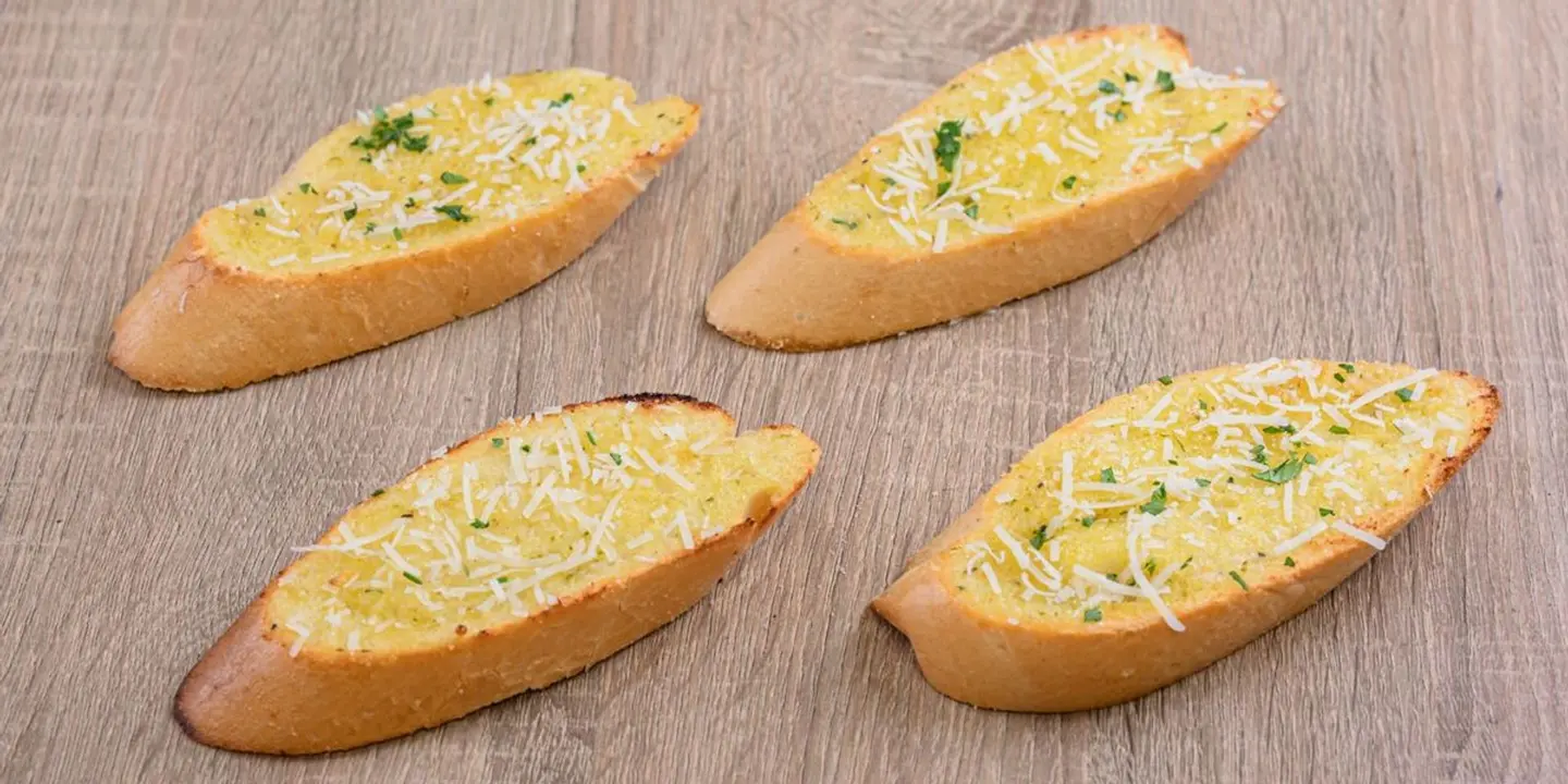 خبز بالثوم 4 قطع