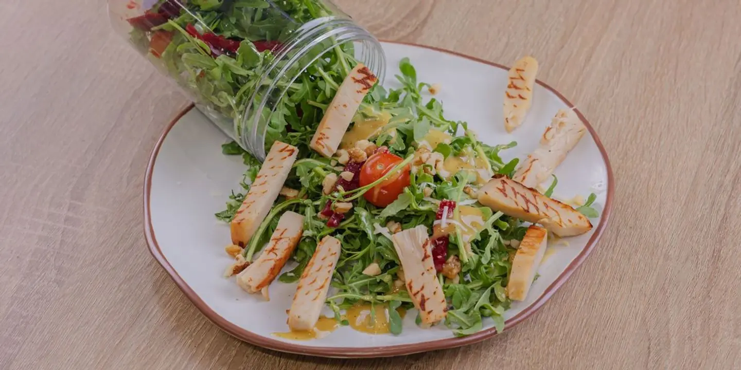 سلطة جرجير بالدجاج