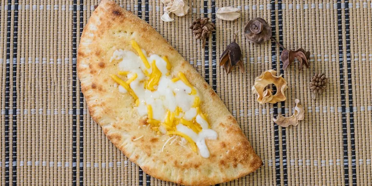 كالزون اجبان ثلاث