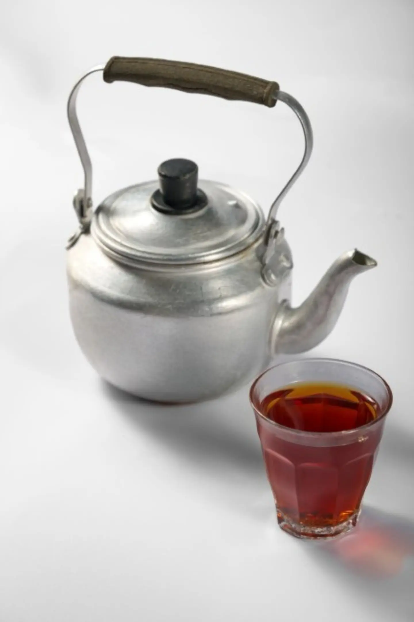 إبريق شاي أحمر
