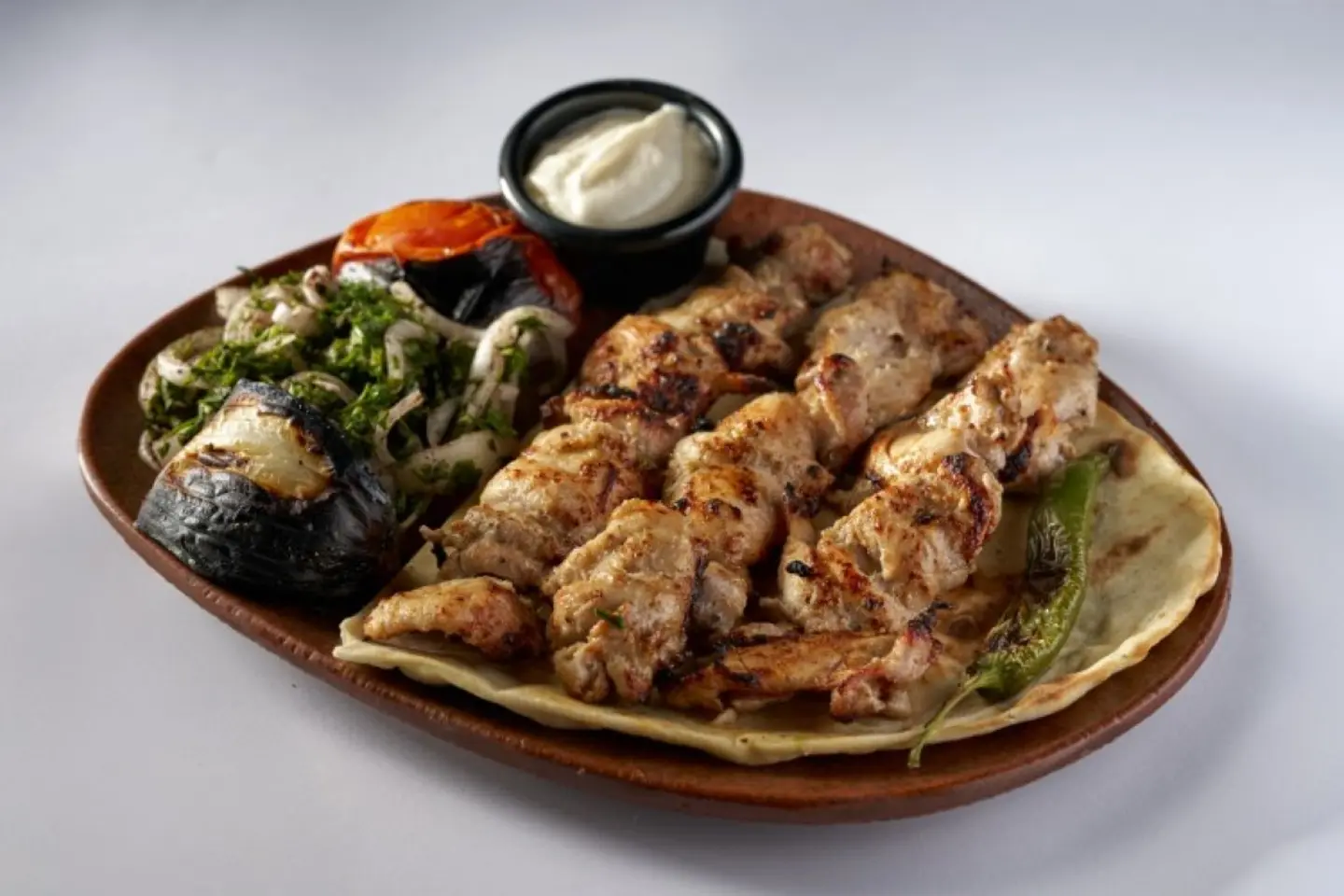 طاووق بالصوص الأبيض