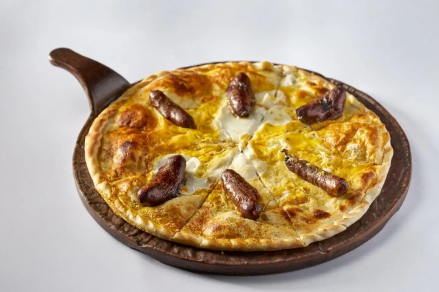 منقوشة بيض مع سجق وجبن