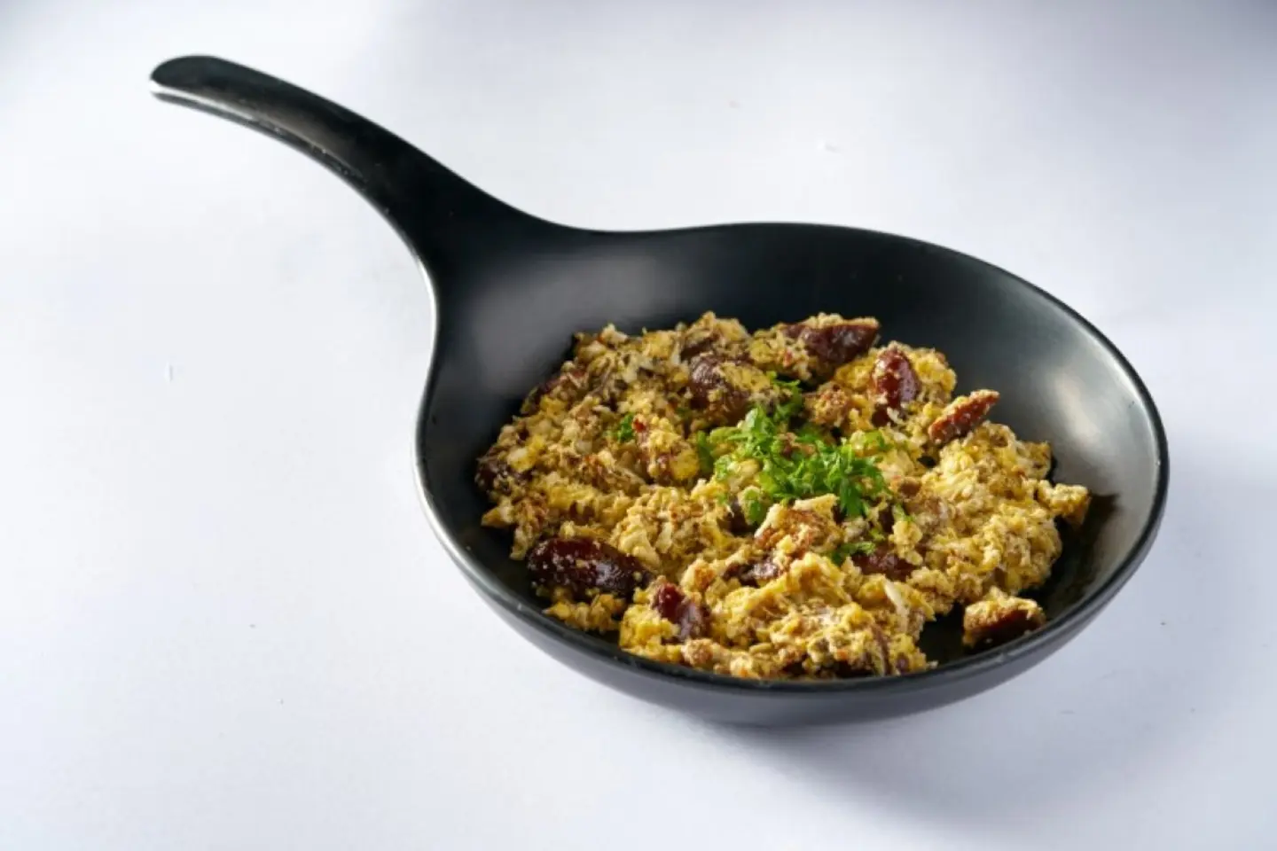 قلاية بيض مع سجق