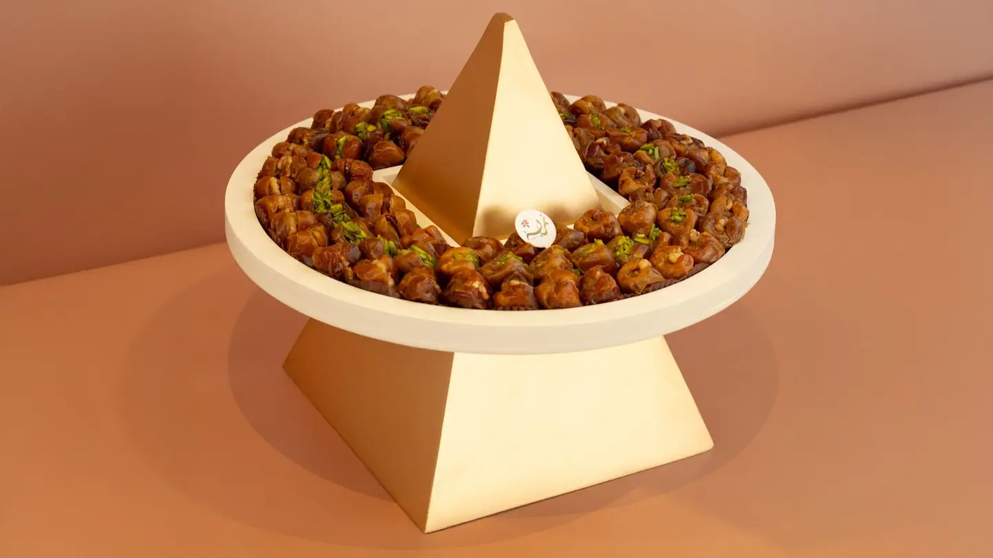 صينية تمر محشي ذهبي