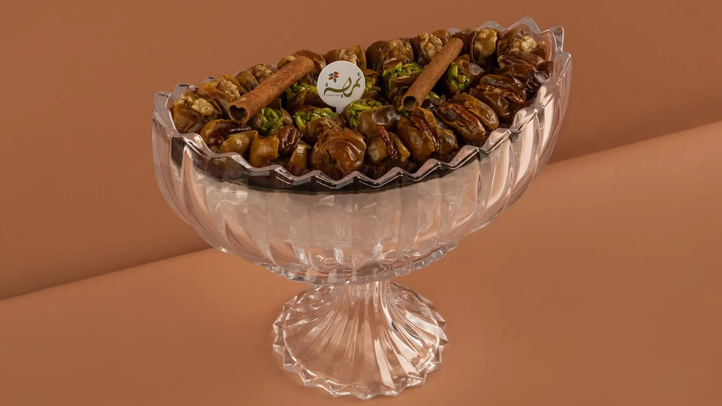 صينية تمر محشي بيضاوي