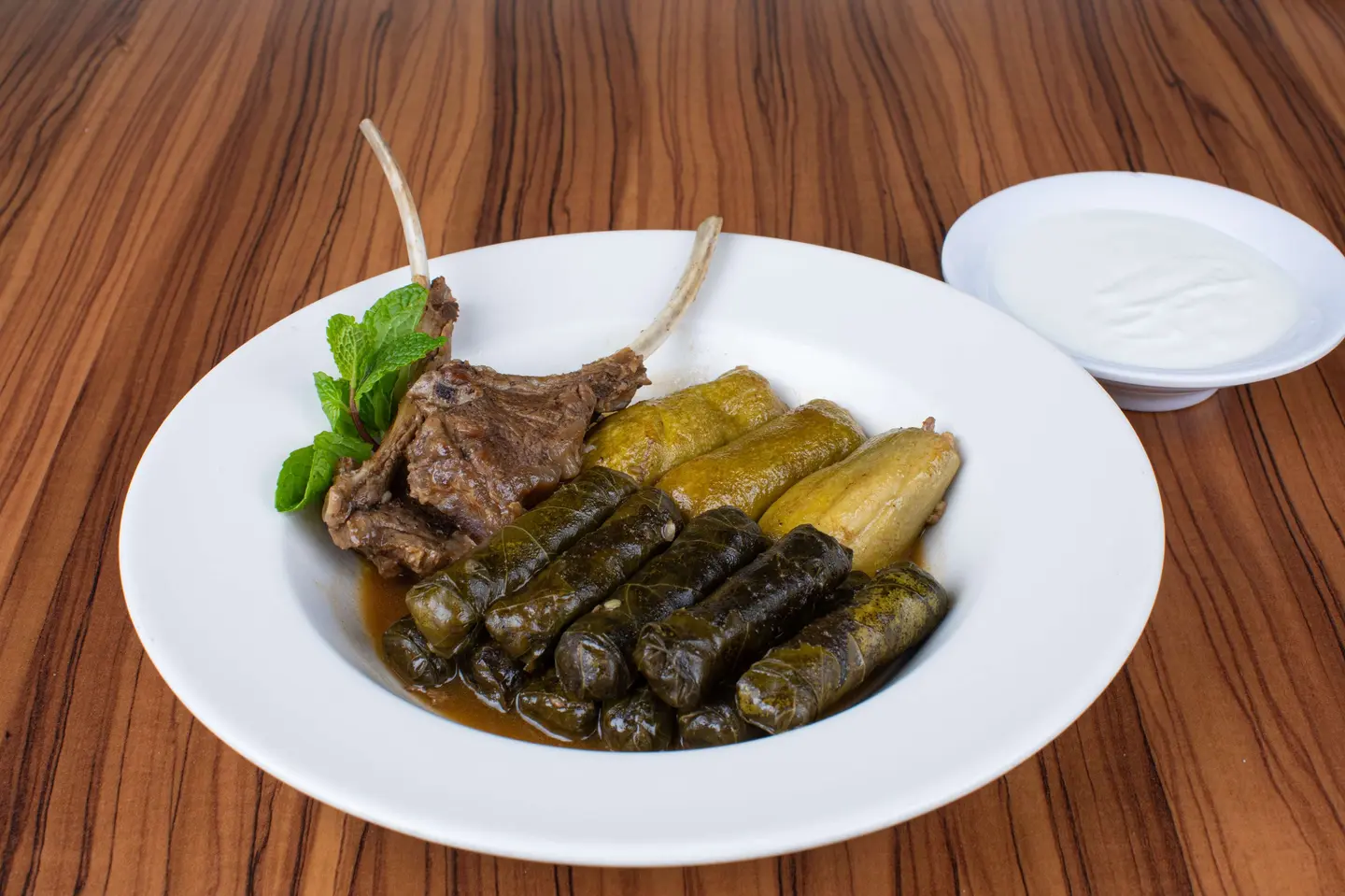 ورق عنب وكوسا مع شرحات لحم الضأن