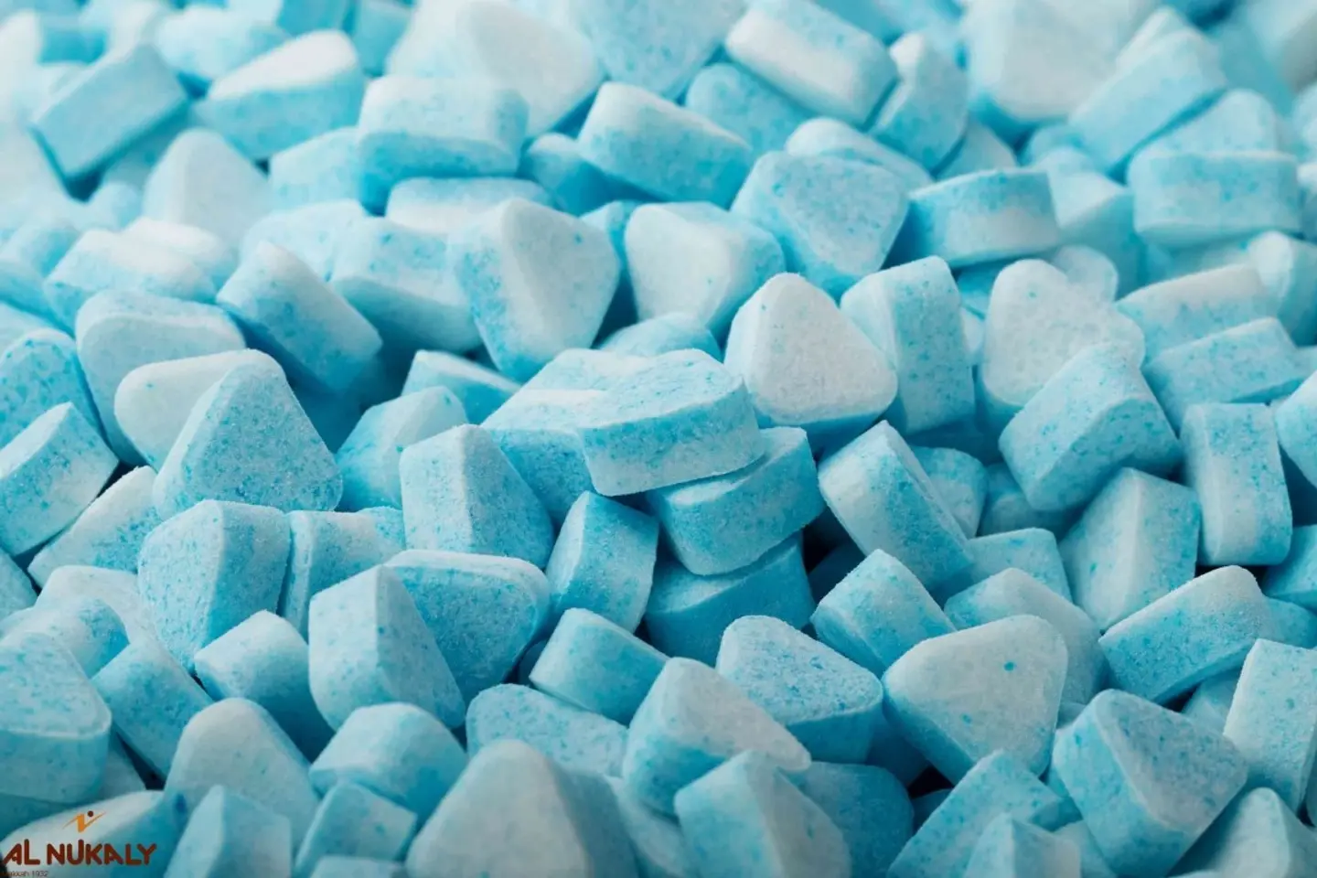 حلاوة النقلي نعناع منعشه بشكل مثلث ازرق