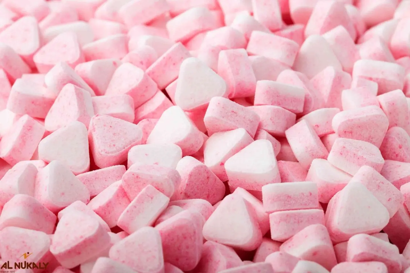 حلاوة النقلي نعناع منعشه بشكل مثلث وردي