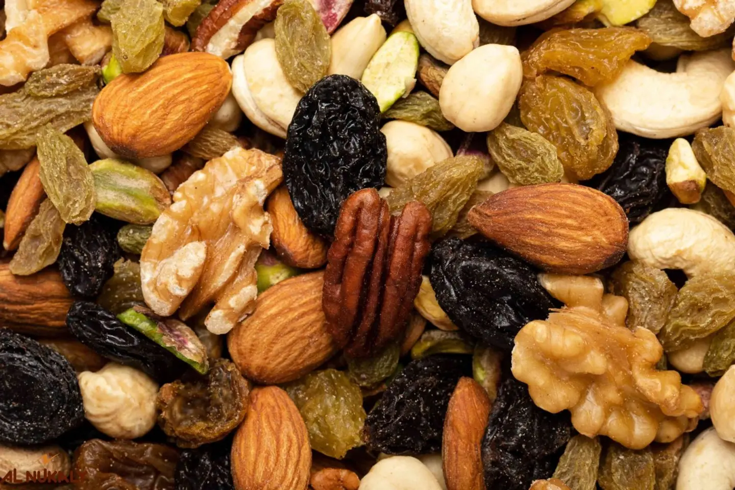خليط من المكسرات والفواكه الصحيه