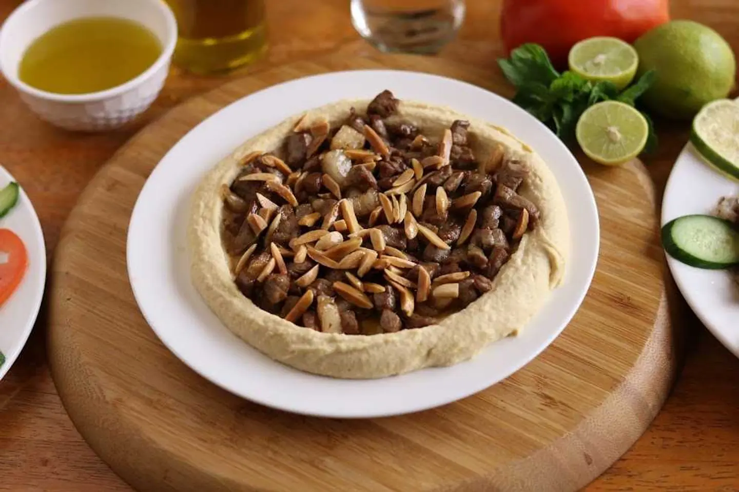 حمص مع لحمة وصنوبر