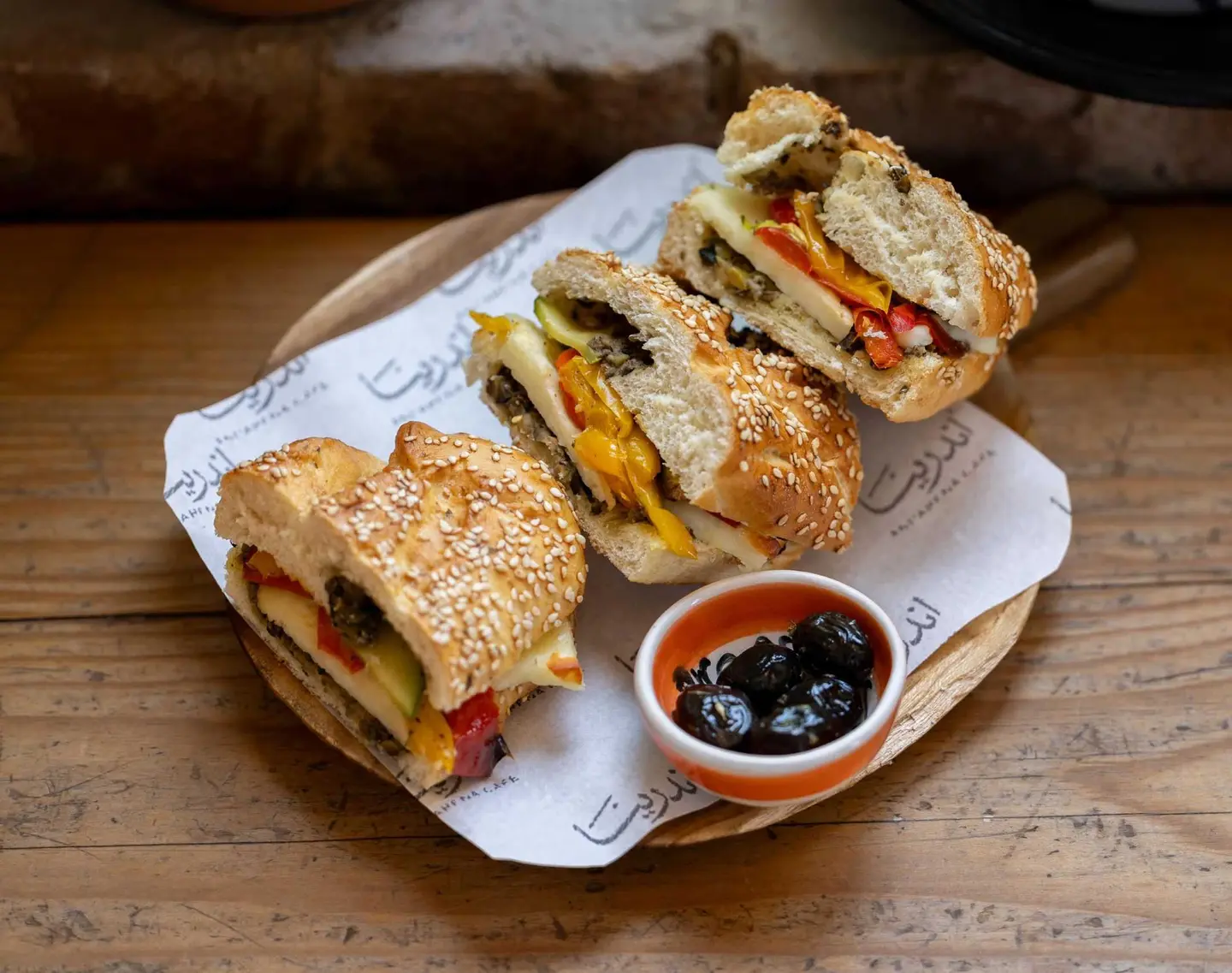 ساندويتش الحلومي مع الخضار المشوية