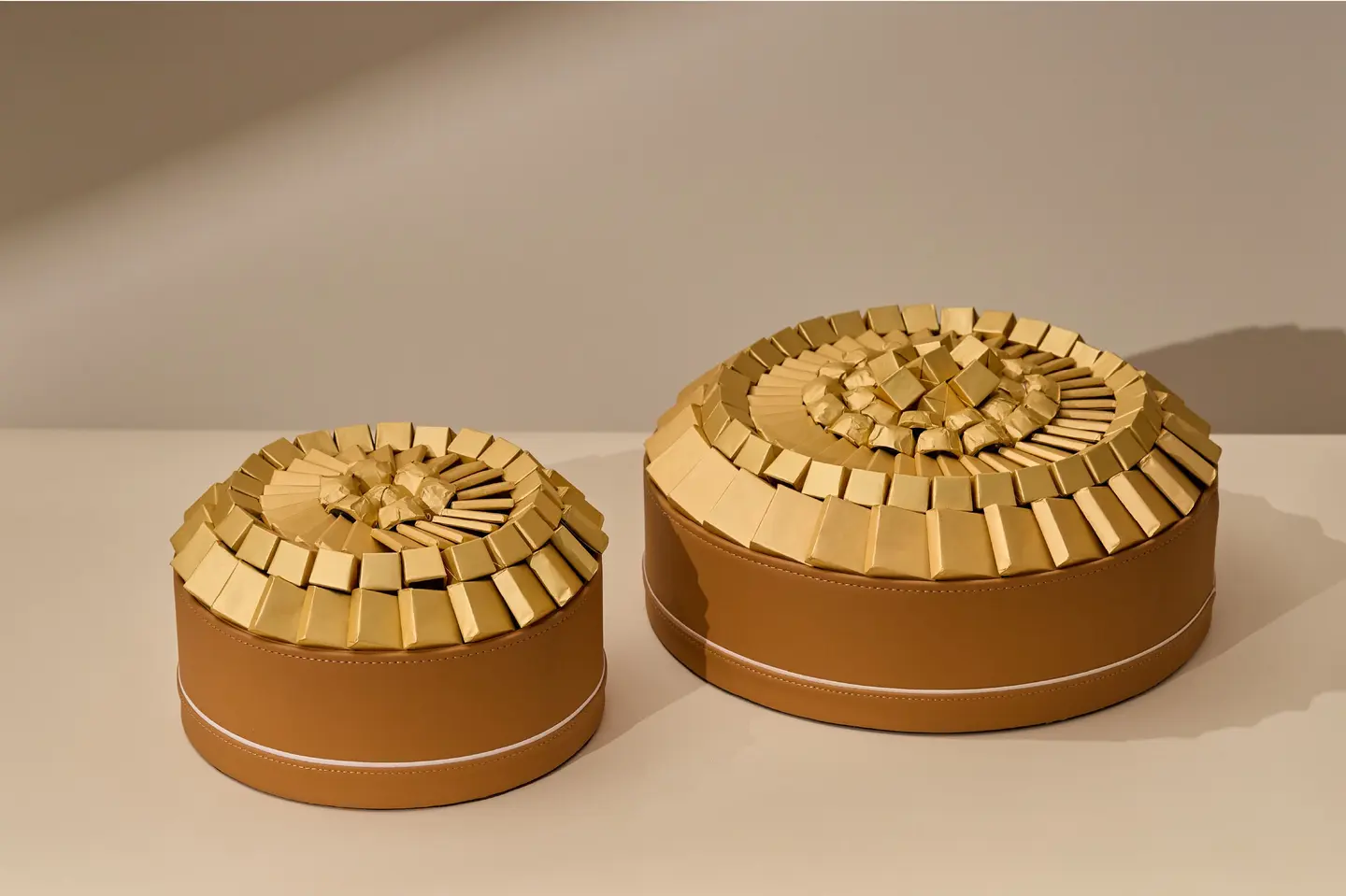 صينية جلد بني كبير