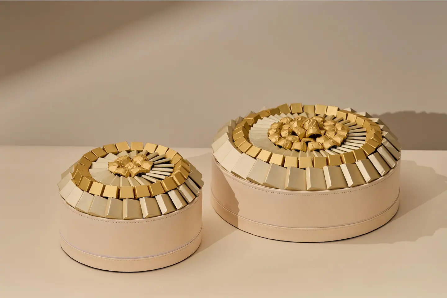 صينية جلد بيج كبير