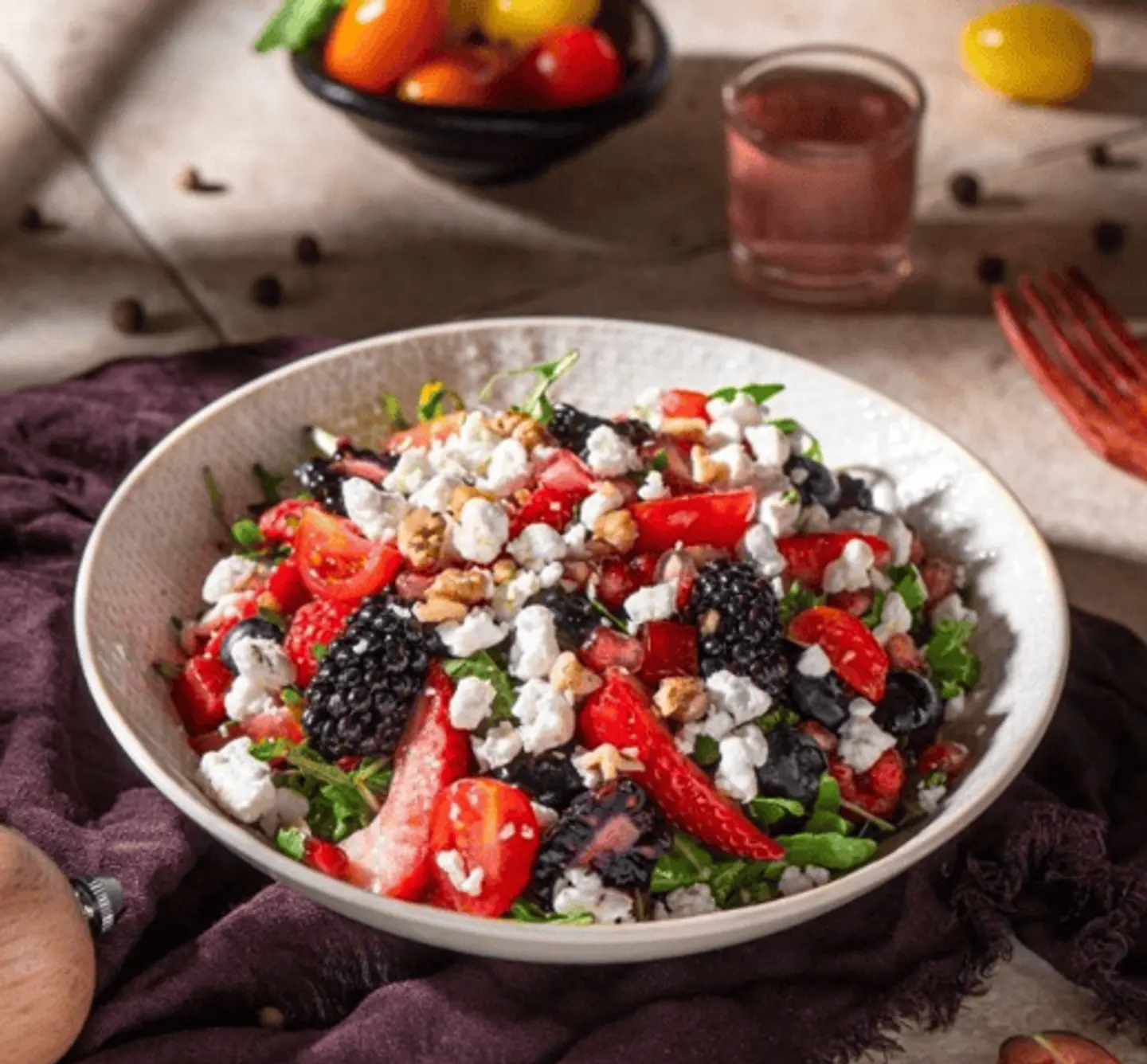 سلطة التوت بجبن الماعز