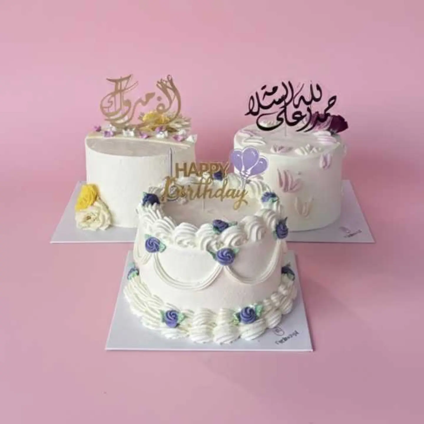 كيك وسط بأشكال مختلفة