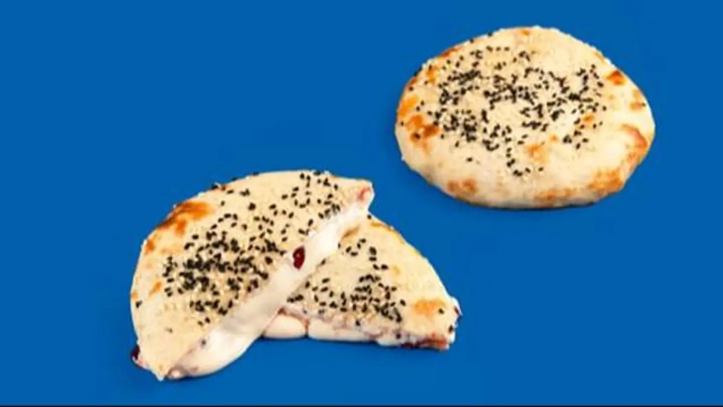 عيش مدور جبن مربي