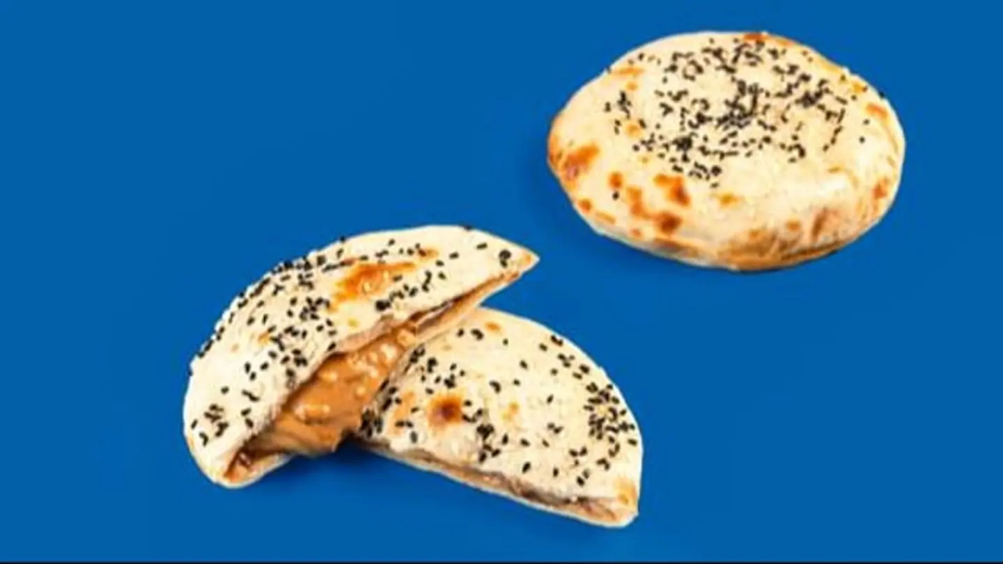 عيش مدور نوتيلا وزبدة فول سوداني