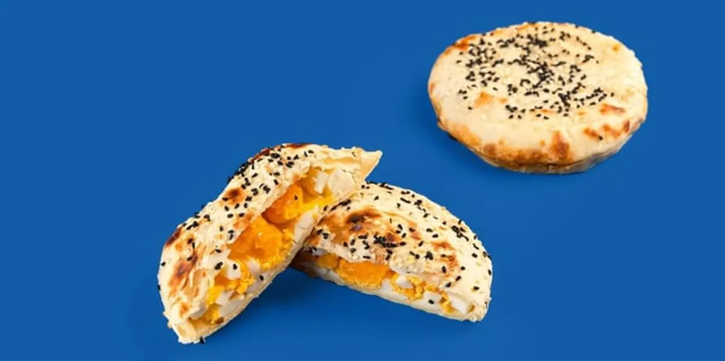 عيش مدور بيض مسلوق