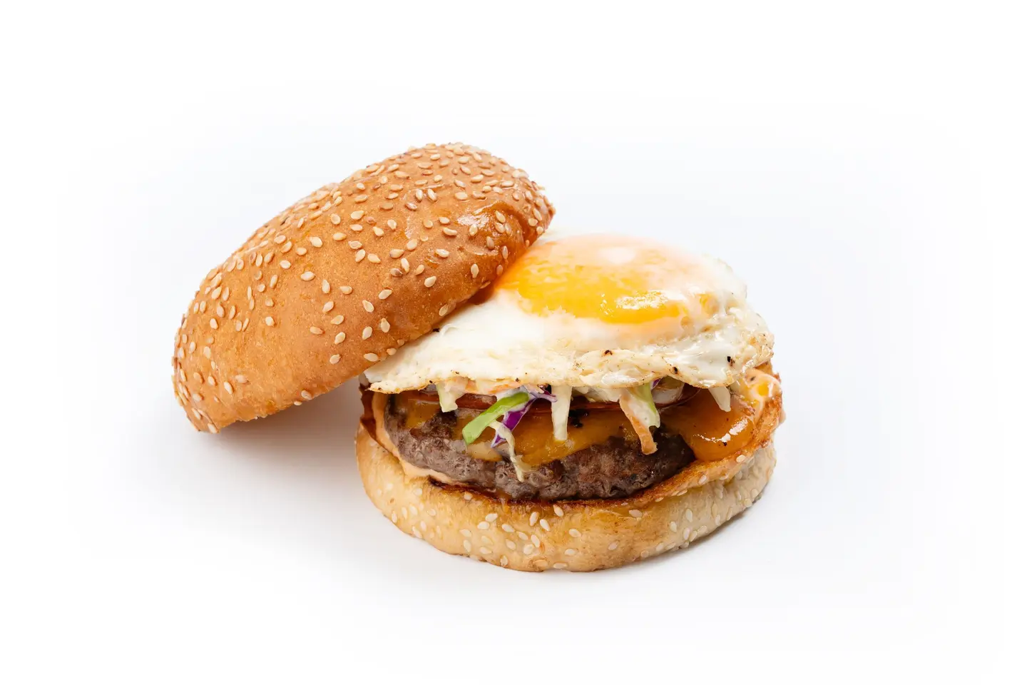 برجر لحم بالبيض والجبن