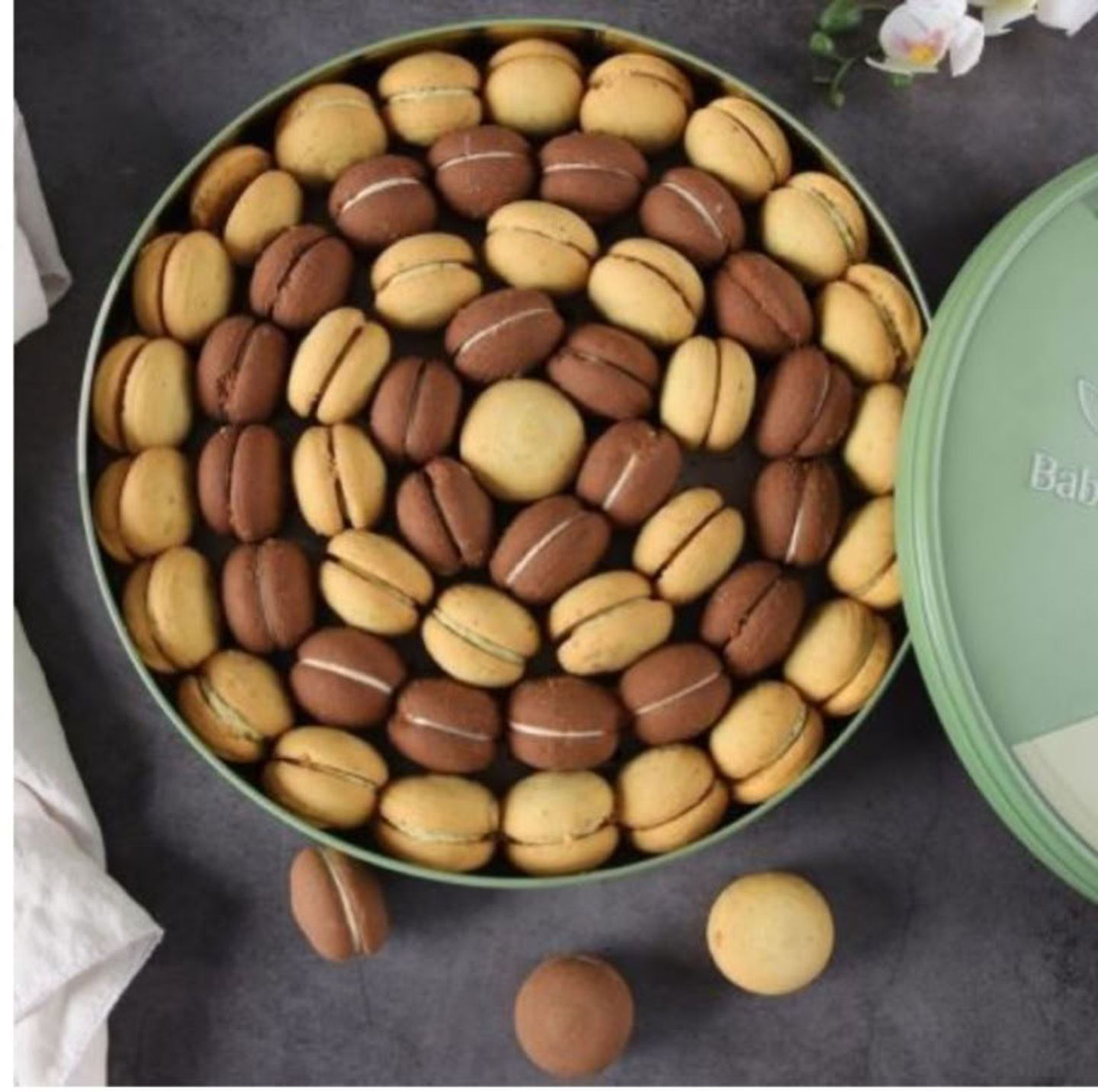 Round Petit Four Can Mixed